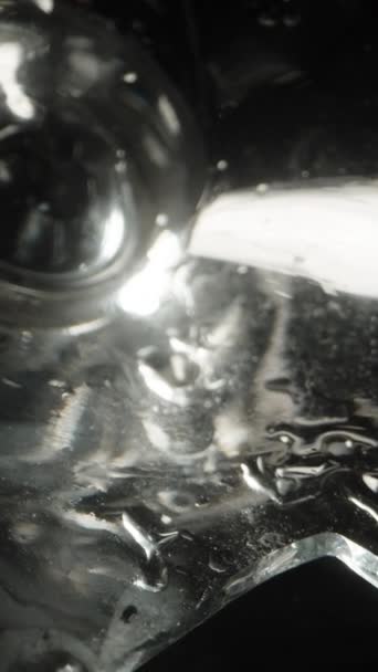 興味深いビデオは オリーブで飾られた黒い背景に残っている散らばったカクテルガラスをキャプチャします ドリー スライダー 極端なクローズアップ バーティカルビデオ — ストック動画