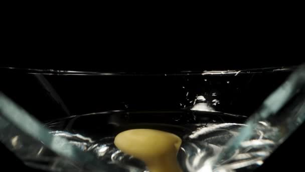 Una Copa Cóctel Martini Con Una Grieta Una Aceituna Está — Vídeo de stock