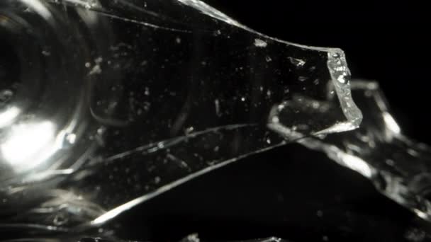 Een Gebroken Cocktailglas Een Zwarte Achtergrond Met Glasscherven Buurt Dolly — Stockvideo