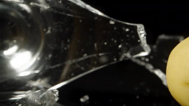 Erleben Sie Das Fesselnde Bild Eines Zerbrochenen Cocktailglases Vor Einem — Stockvideo