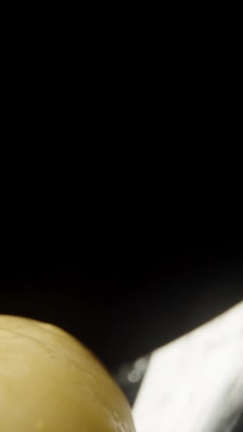 割れたカクテルグラスで オリーブが1本しか残っていない 孤立した ドリー スライダー 極端なクローズアップ バーティカルビデオ — ストック動画