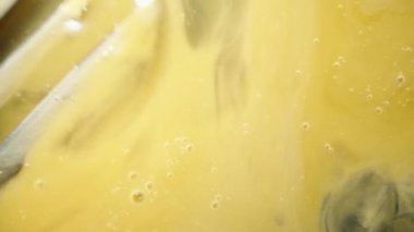 Bir çatal kullanarak, yumurta sarısını karıştırıyorum, bir omlet hazırlarken makro pozu..