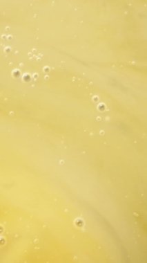 Yavaş çekimde bir çatalla çırpınca yumurta sarısı yayılıyor. Dikey video.