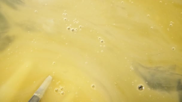 Yavaş Çekimde Bir Çatalla Çırpınca Yumurta Sarısı Yayılıyor — Stok video