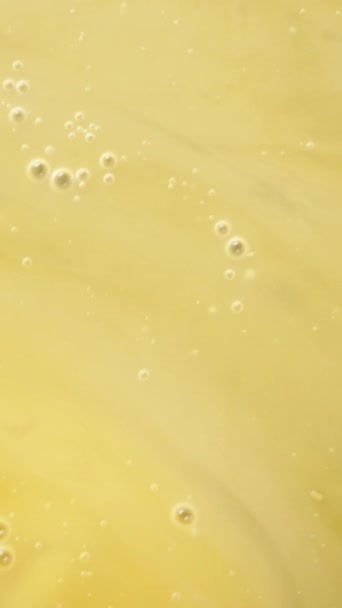 一个扩展的蛋黄 当我用叉子搅拌它 慢动作宏观 垂直录像 — 图库视频影像