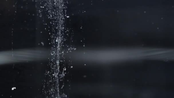 Ich Gieße Lösliche Weiße Substanz Ein Lösungspulver Wasser Und Erfasse — Stockvideo