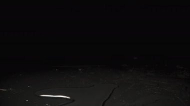 Kuşkonmaz mızraklarını, içinde su birikintileri olan siyah bir masaya yerleştiriyorum. Dolly kaydırıcı aşırı yakın çekim.