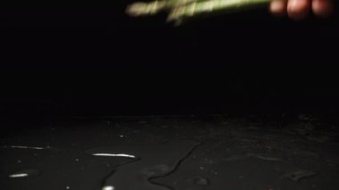 Kuşkonmazı siyah masaya serptim, makro zum..