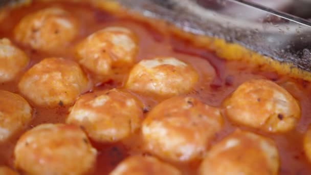 Fleischbällchen Kochender Soße Gerade Aus Dem Ofen Liegen Auf Einem — Stockvideo