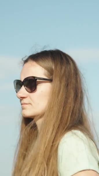 Žena Dlouhými Vlasy Projde Během Dne Sluncem Zalitým Polem Drží — Stock video
