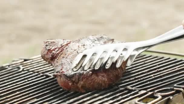 Mit Einer Zange Drehe Ich Das Steak Auf Den Grill — Stockvideo