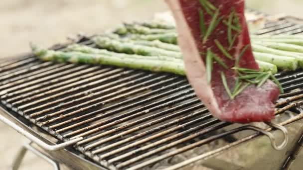 Biberiyeli Bir Parça Bifteği Izgaranın Üstüne Kuşkonmazın Çoktan Piştiği Yere — Stok video