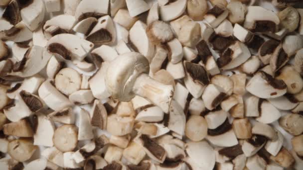 슬로우 모션에서 떨어지는 개념을 절단된 버섯의 배경에 버섯의 — 비디오