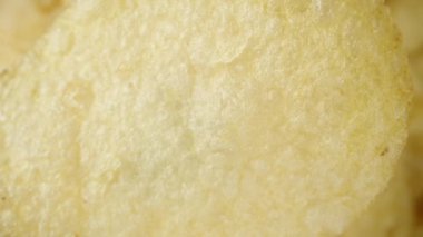 Düşme taklidi, konsept. Tek bir patates cipsi diğerlerine doğru düşer, makroda yakalanır..