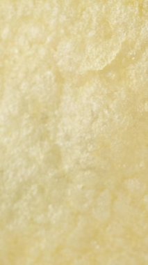 Düşme taklidi, konsept. Tek bir patates cipsi geri kalanlara doğru düşer, makroda yakalanır. Dikey video.