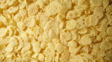 Kahvaltıda mısır gevreği, tepeden tırnağa bir bakış açısıyla yakından çekilmiş, aşağı doğru düşmüş..