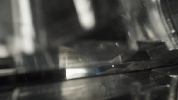Kamera Plastik Ambalajın Içinde Süzülür Yumurtaların Yanından Geçer Dışarı Çıkar — Stok video
