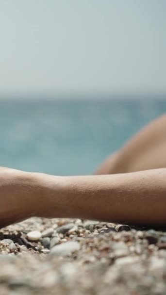ภาพระยะใกล ของม อของผ งบนชายหาดห นขณะท เธอนอนอย ในดวงอาท มทะเล โอแนวต — วีดีโอสต็อก