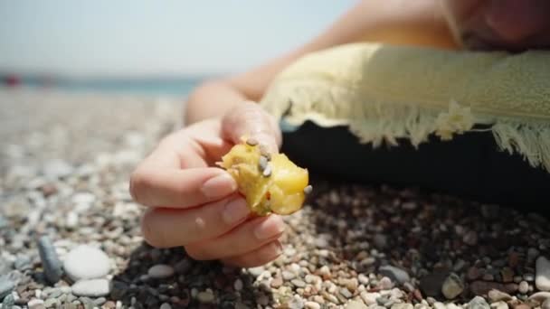 Žena Čistí Spadlé Mandarinky Malých Oblázků Pláži Moře Zblízka — Stock video