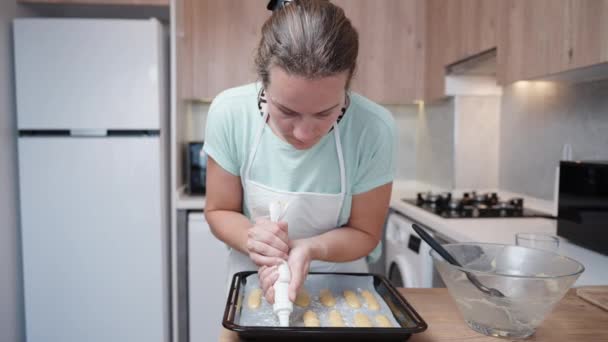 Kadın Aydınlık Bir Mutfak Içinde Eklerleri Hazırlıyor Hamuru Bir Hamur — Stok video