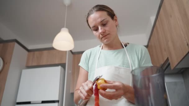 Parlak Mutfağın Içinde Bir Kadın Bir Nektarin Kabuğunu Soyuyor Ahşap — Stok video