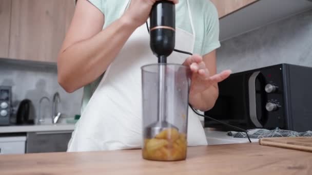 Beyaz Önlüklü Bir Kadın Mutfakta Nektarin Püresi Yapmak Için Blender — Stok video
