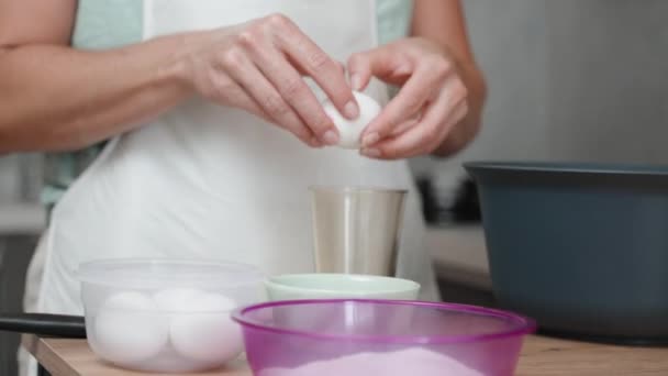 Uma Mulher Avental Branco Está Cozinhar Cozinha Ela Está Separando — Vídeo de Stock