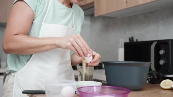 Женщина Готовит Яркой Кухне Разбивает Яйцо Отделяет Яичный Белок Желтка — стоковое видео