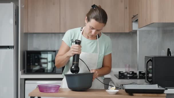 Jasnej Kuchni Młoda Kobieta Białym Fartuchu Używa Miksera Trzepania Składników — Wideo stockowe