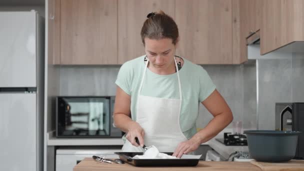 Giovane Donna Distende Meringa Sulla Teglia Sullo Sfondo Una Cucina — Video Stock