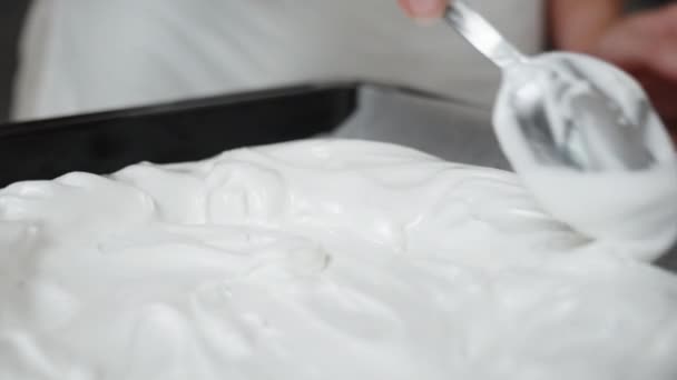 페이스트리 요리사는 숟가락 슬로우 클로즈업 사용하여 베이킹 시트에 메링구를 형성합니다 — 비디오