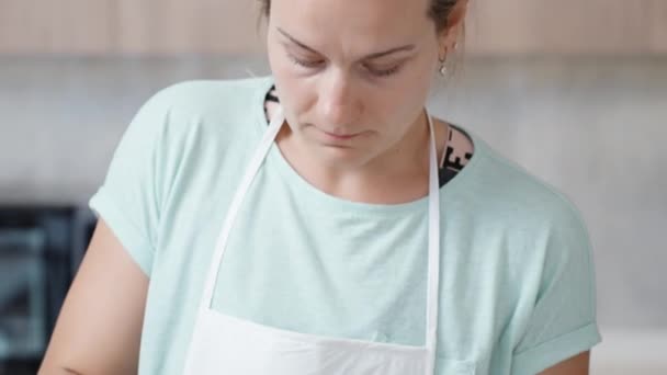 从厨房里的一个年轻女人从下往上看 搅拌着糕点奶油 慢动作 — 图库视频影像