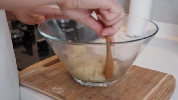 페이스트리 요리사는 클로즈업보기에서 페이스트리를 저어줍니다 — 비디오