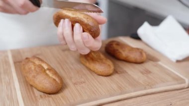 Dişi pastacı, ekini doldurmak için yavaş çekimde ikiye böler..