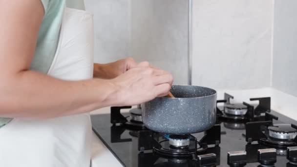 Vrouw Keuken Roert Iets Een Pan Het Gasfornuis Slow Motion — Stockvideo