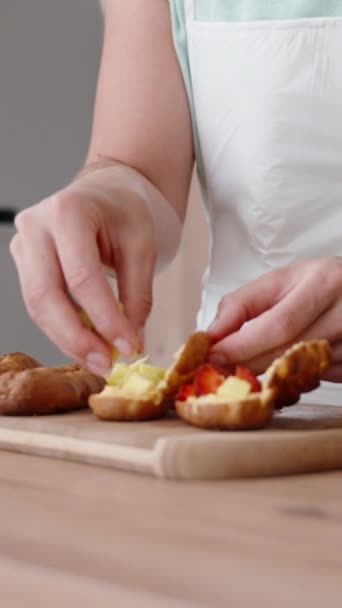 Kobieta Białym Fartuchu Przygotowuje Ciastka Wypełnia Nadzieniem Mango Truskawek Pionowe — Wideo stockowe