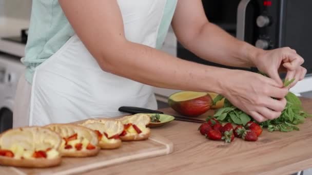 Beyaz Önlüklü Kadın Pasta Şefi Eklerleri Hazırlıyor Bir Nane Yaprağı — Stok video