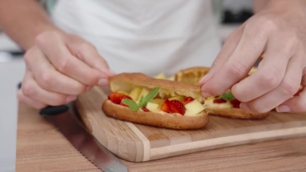 Koki Pastri Telah Mengisi Pastri Dengan Mengisi Berry Dan Menutupinya — Stok Video