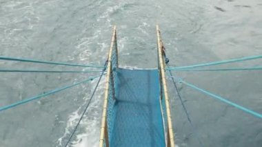 Mavi geminin trolü dalgalar arasında ağır çekimde yelken açarken denizde asılı duruyor..