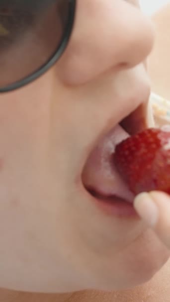 Una Joven Con Gafas Sol Traje Baño Come Fresas Playa — Vídeos de Stock