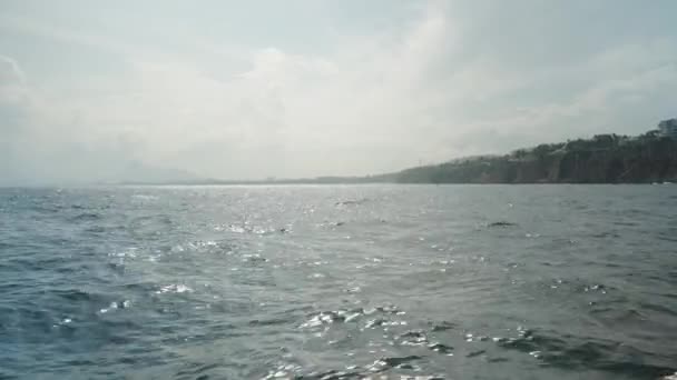 一次海上旅行 从船上看到海浪 一个远离悬崖的城市 阳光灿烂的天气 慢动作 — 图库视频影像