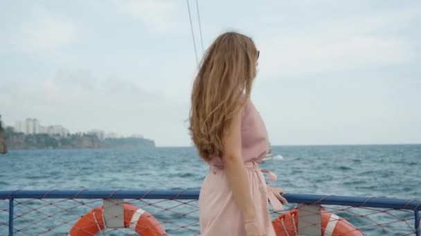 Eine Junge Frau Auf Einem Kreuzfahrtschiff Steht Auf Dem Oberdeck — Stockvideo