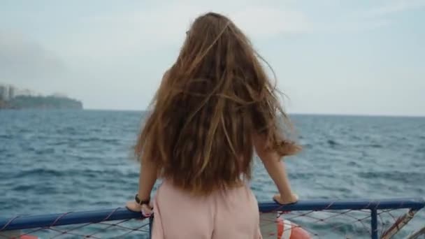 Handschuss Auf Schwankendem Schiff Eine Junge Frau Auf Dem Oberdeck — Stockvideo