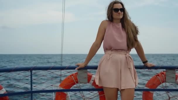 Młoda Kobieta Różowych Spodenkach Bluzce Stoi Górnym Pokładzie Statku Wycieczkowego — Wideo stockowe