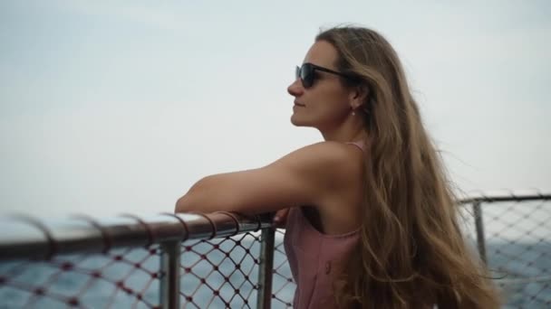 Den Unga Kvinnan Kryssning Håller Skeppets Räcken Och Blickar Över — Stockvideo