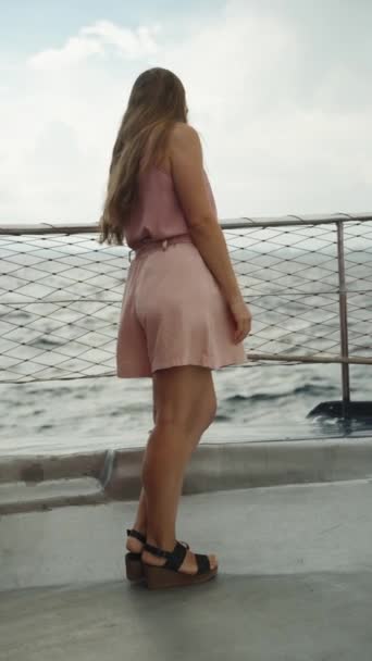 Молодая Женщина Розовом Платье Стоит Палубе Морского Судна Держа Перила — стоковое видео
