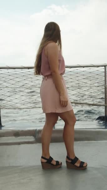 Kısa Pembe Elbiseli Bir Kadın Geminin Kenarında Duruyor Korkuluklara Tutunuyor — Stok video