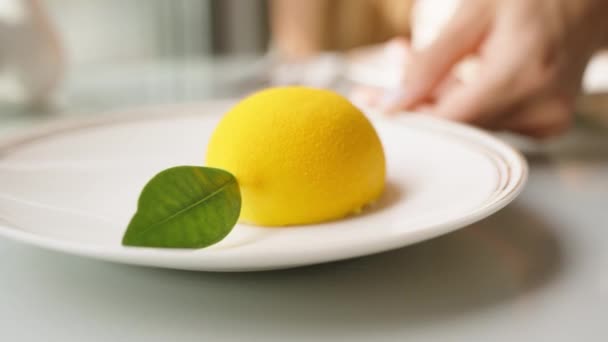 Uma Sobremesa Forma Limão Com Uma Folha Verde Uma Mulher — Vídeo de Stock