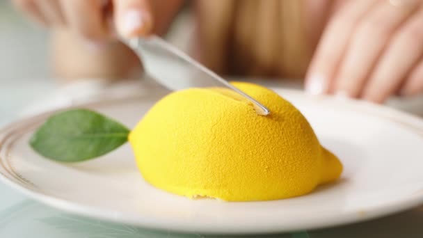 Eine Frau Schneidet Langsam Ein Zitronenmousse Dessert Zwei Hälften Nahaufnahme — Stockvideo