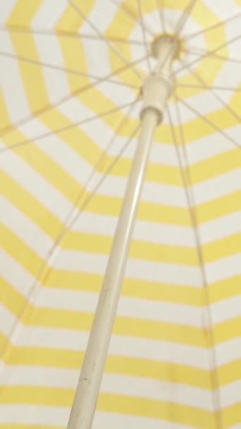 Beyaz Sarı Çizgili Bir Plaj Şemsiyesi Güneşten Gölge Sağlar Dikey — Stok video